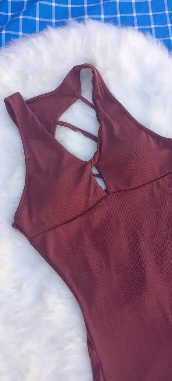 Maillot de bain une pièce bordeaux avec découpes 2
