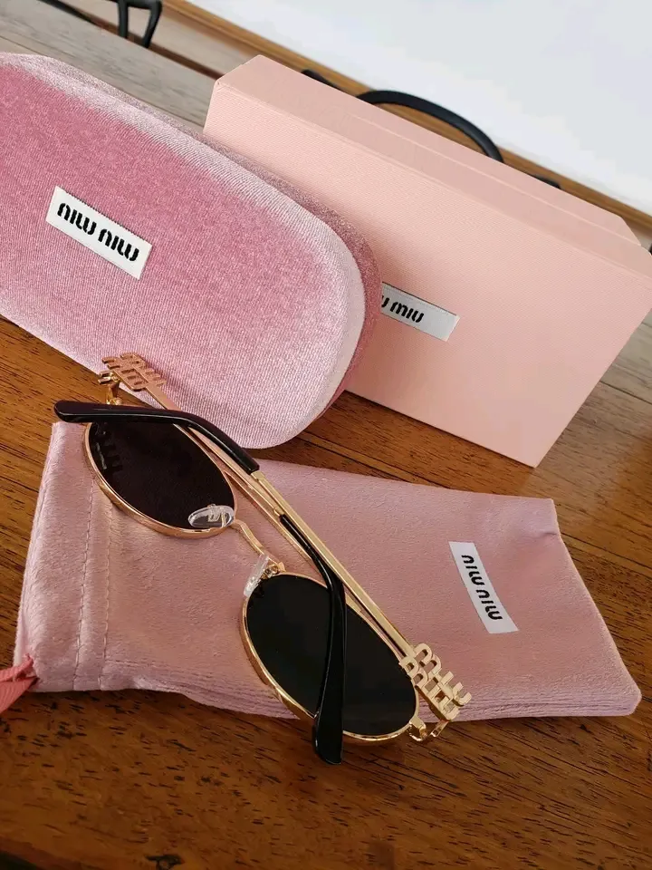 Lunettes de soleil Miu Miu ovales dorées 3