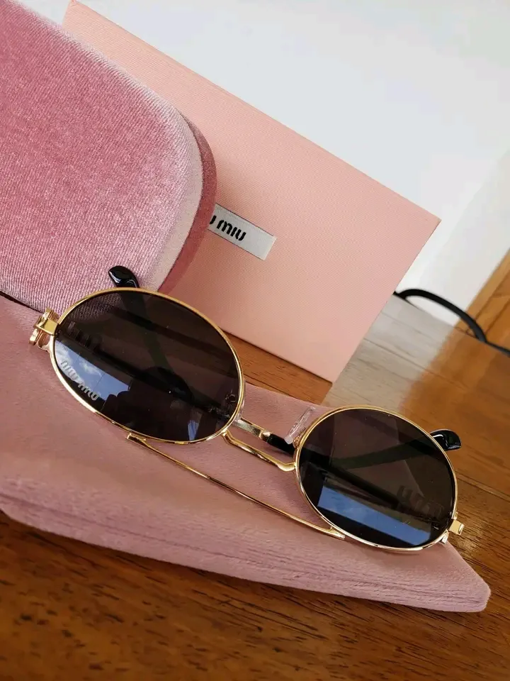 Lunettes de soleil Miu Miu ovales dorées 2