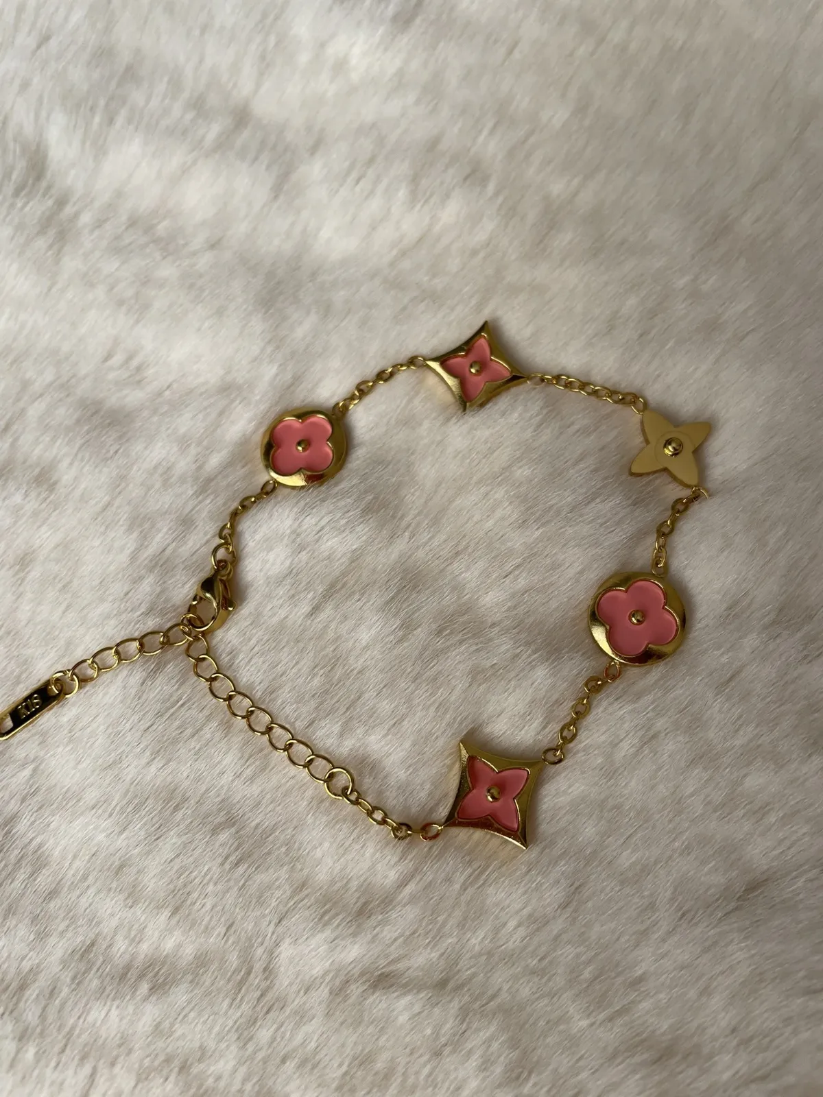 Bracelet chaîne dorée motifs étoiles 2