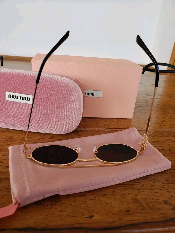 Lunettes de soleil Miu Miu ovales dorées 4