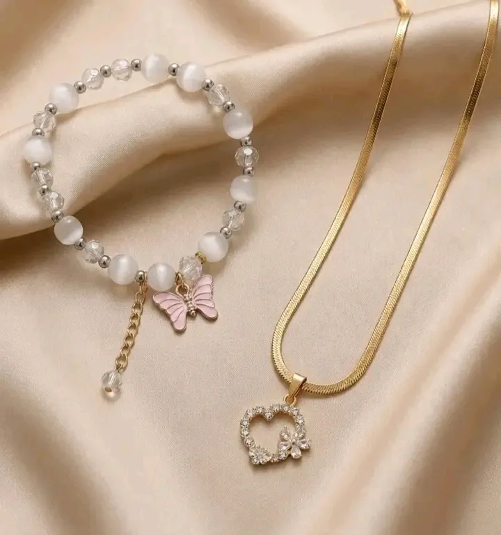 Bracelet perles blanches avec pendentif papillon 3