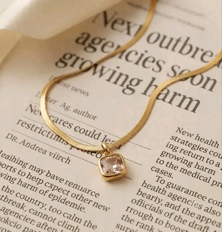 Collier pendentif doré cristal