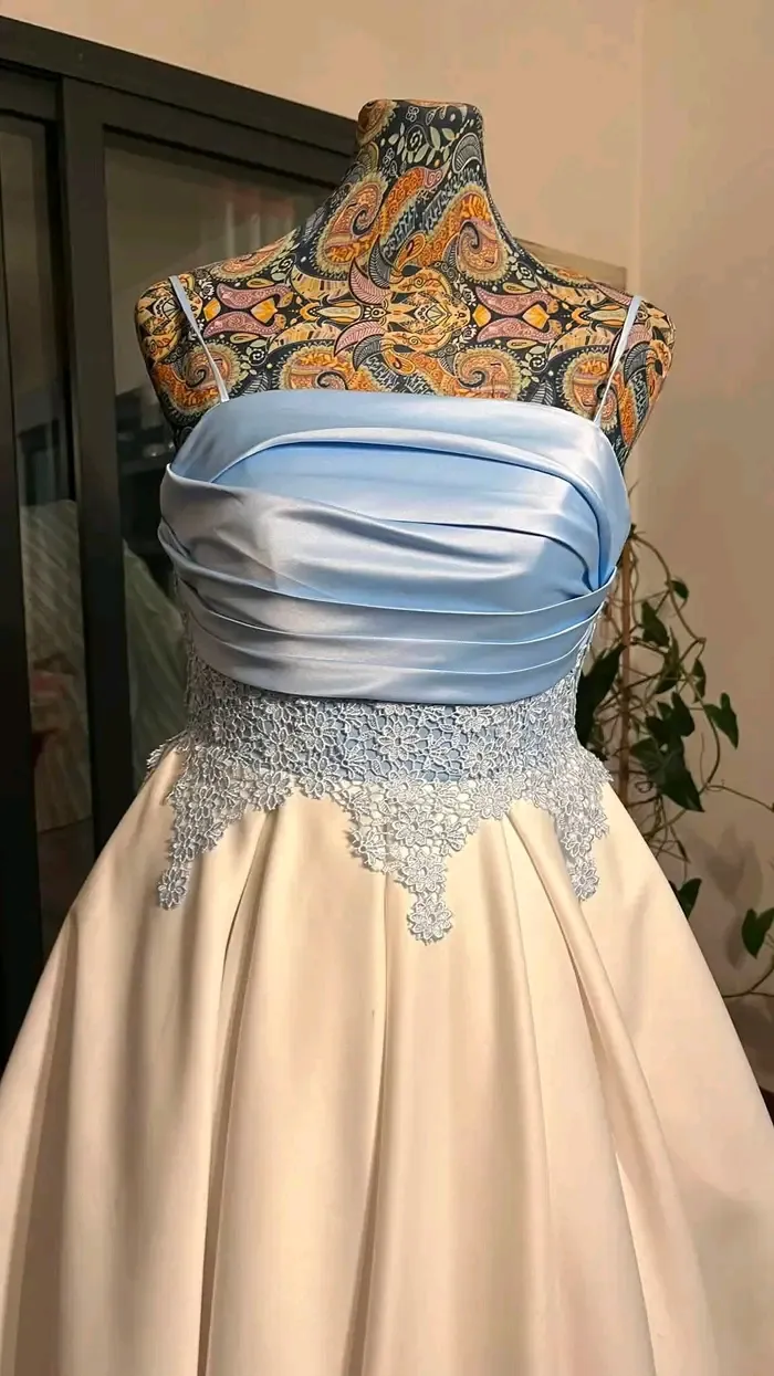 Robe de soirée blanche ceinture bleue