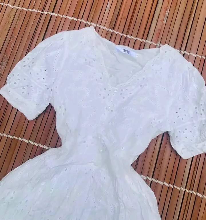 Robe blanche broderie anglaise manches courtes 2