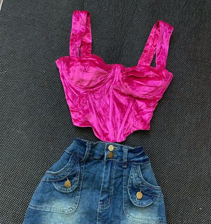 Ensemble rose fuchsia et jupe en denim 4
