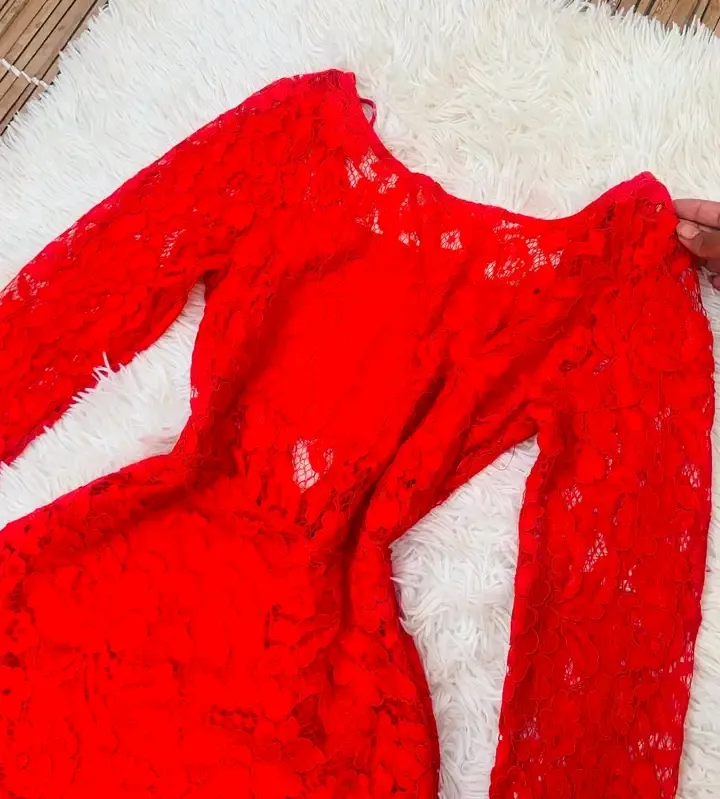 Robe dentelle rouge manches longues 2