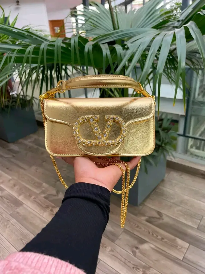 Sac à main doré avec logo VD 3