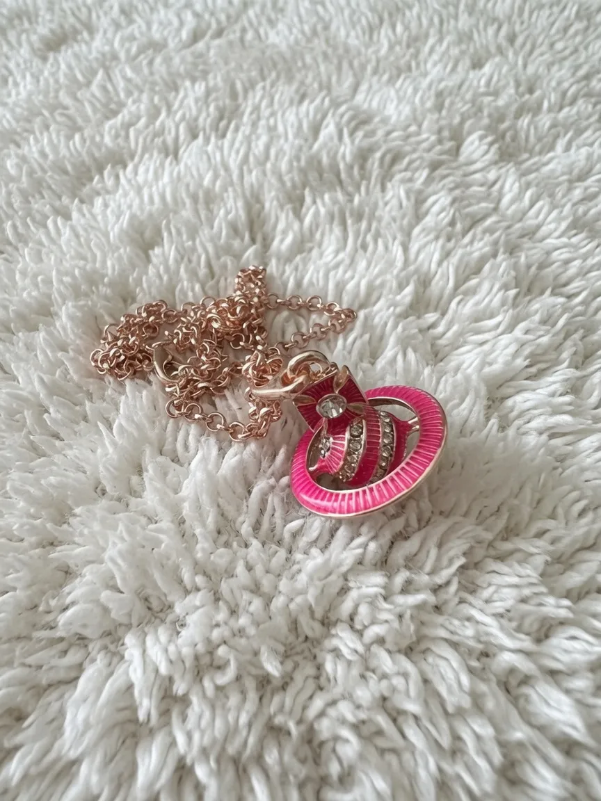 Collier Vivienne Westwood pendentif rose et chaîne dorée 2