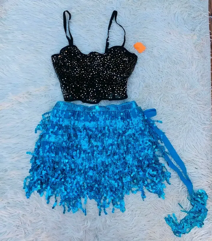 Bustier noir et jupe paillettes bleues 4