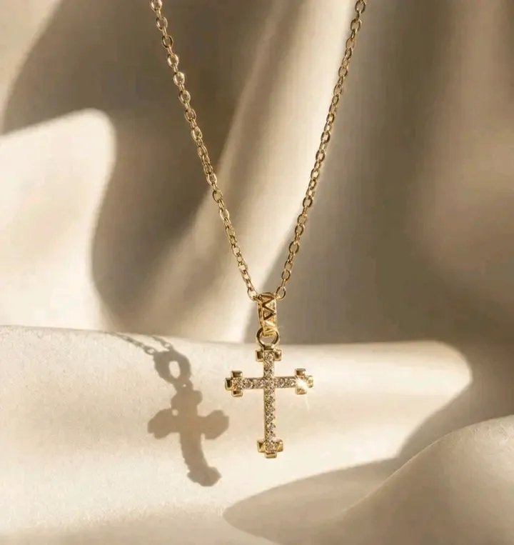 Collier croix dorée avec strass 3