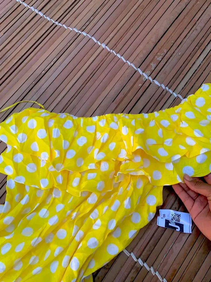 Robe jaune à pois blancs