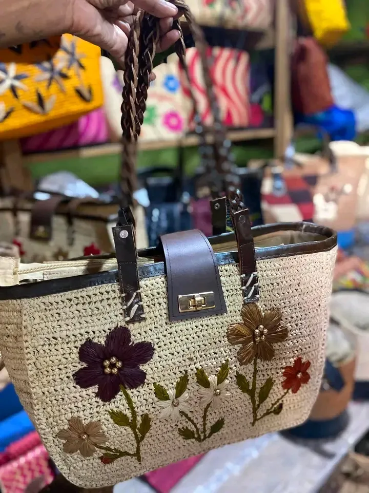 Sac à main toile fleurs brodées anses tressées 3
