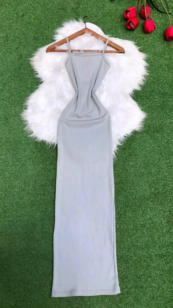 Robe longue grise avec étole fourrure blanche 3