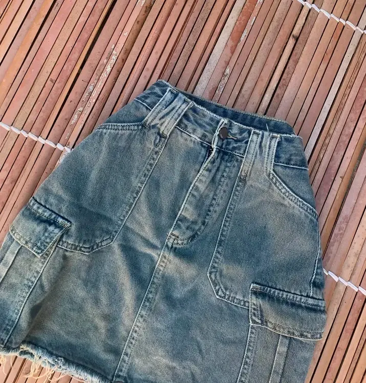 Jupe en denim cargo délavé ourlet effiloché 3