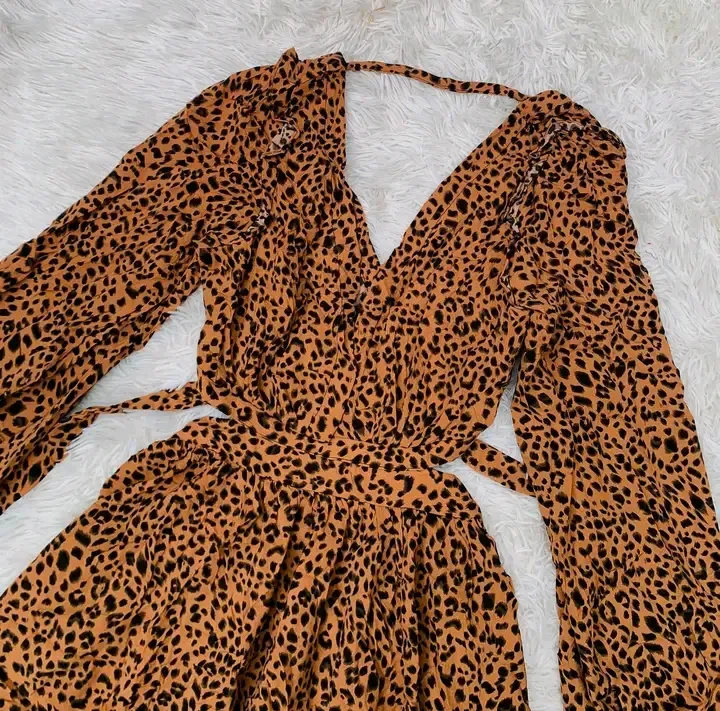 Robe léopard manches longues dos nu 3