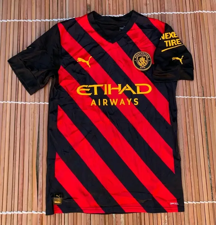 T-shirt noir et rouge sport 3