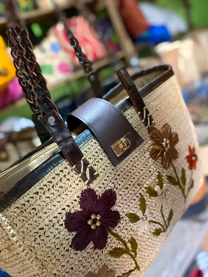 Sac à main toile fleurs brodées anses tressées