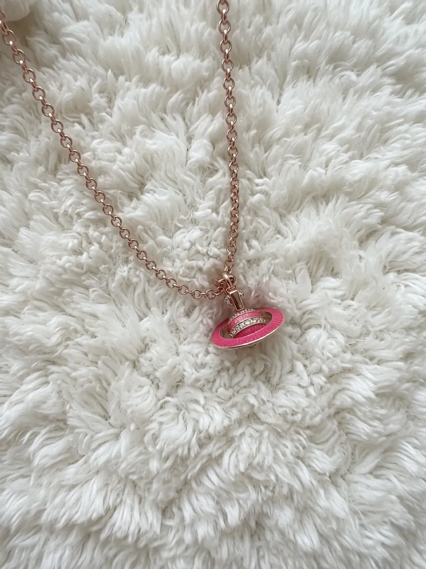Collier Vivienne Westwood pendentif rose et chaîne dorée 4