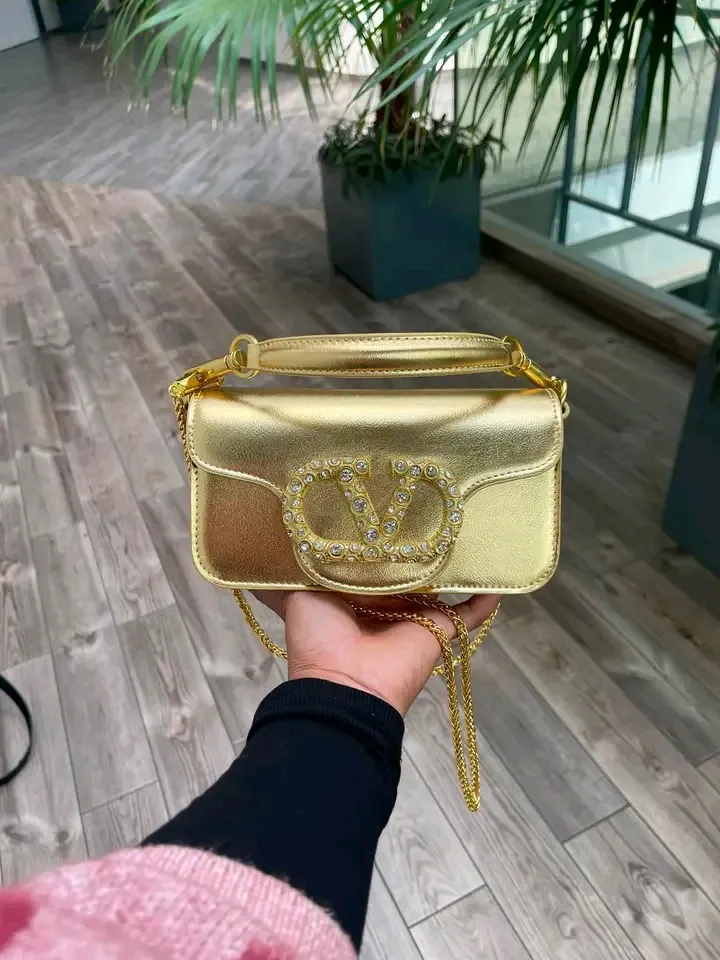 Sac à main doré avec logo VD 2