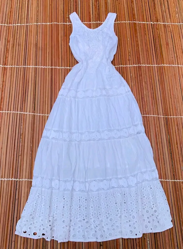 Robe longue blanche ajourée fluide 3