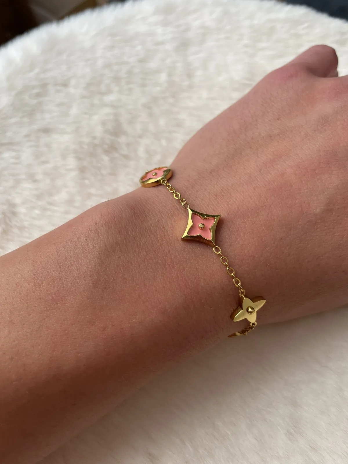 Bracelet chaîne dorée motifs étoiles