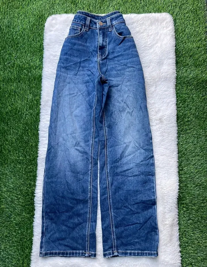 Jean bleu taille haute poches plaquées 2