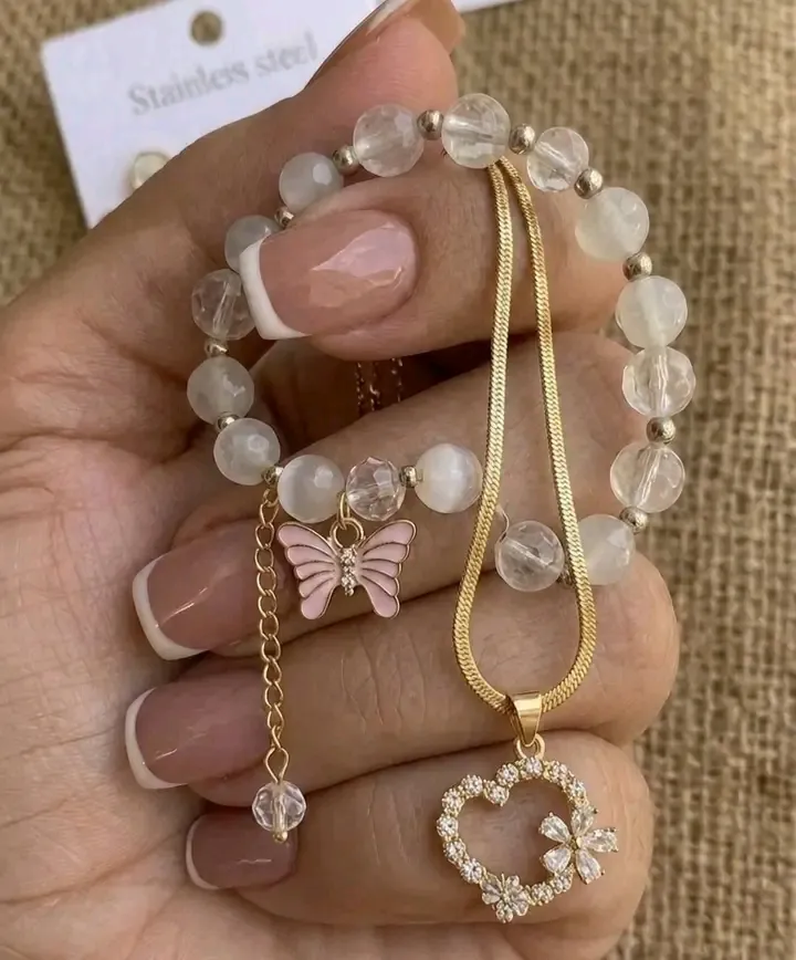 Bracelet perles blanches avec pendentif papillon 2