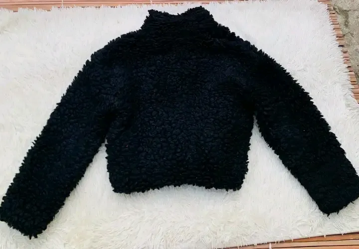 Pull court noir texturé manches longues