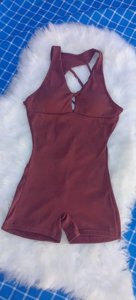 Maillot de bain une pièce bordeaux avec découpes 3