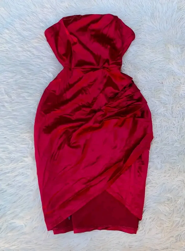 Robe rouge bustier drapée courte 2