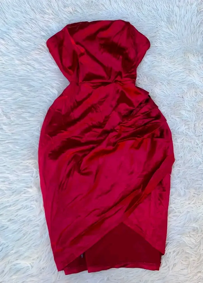 Robe rouge bustier drapée courte