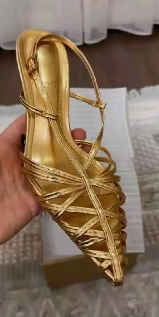 Sandales ZARA dorées à talons aiguilles 2