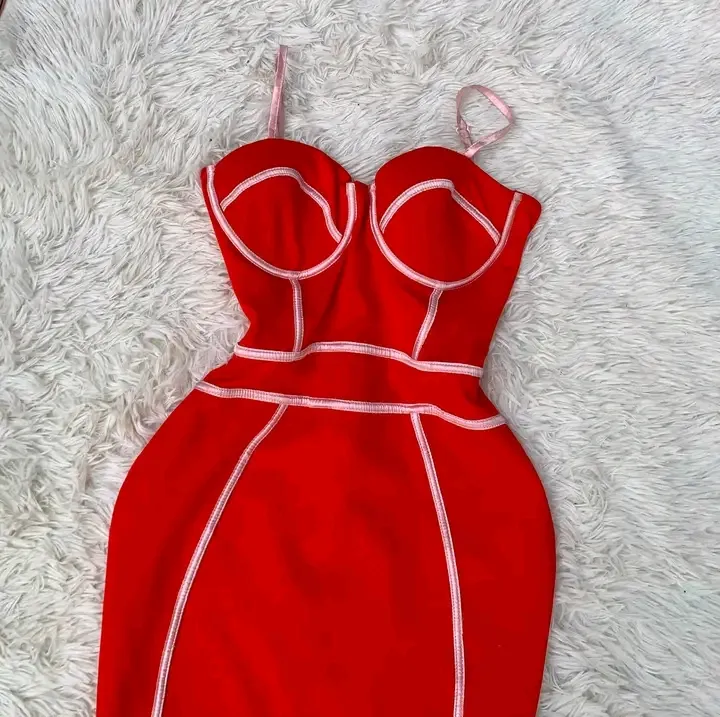 Robe rouge bustier avec bandes blanches 3