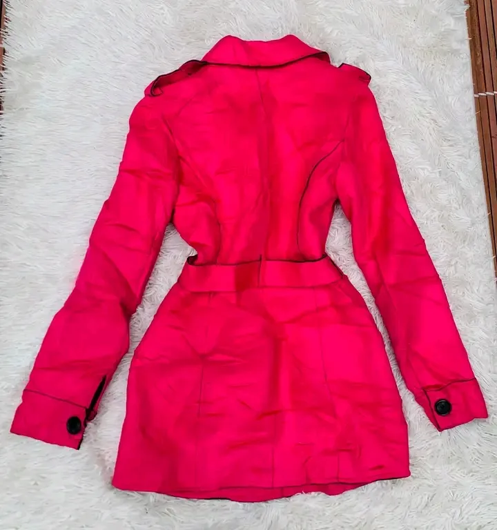 Trench coat rose vif ceinturé