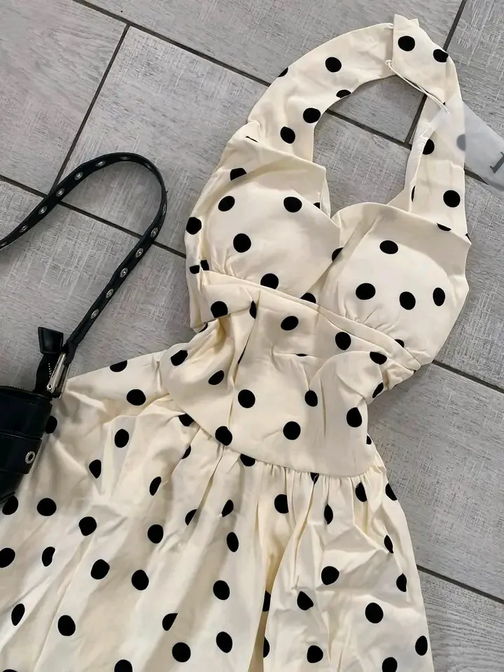 Robe à pois crème et noir dos nu 2
