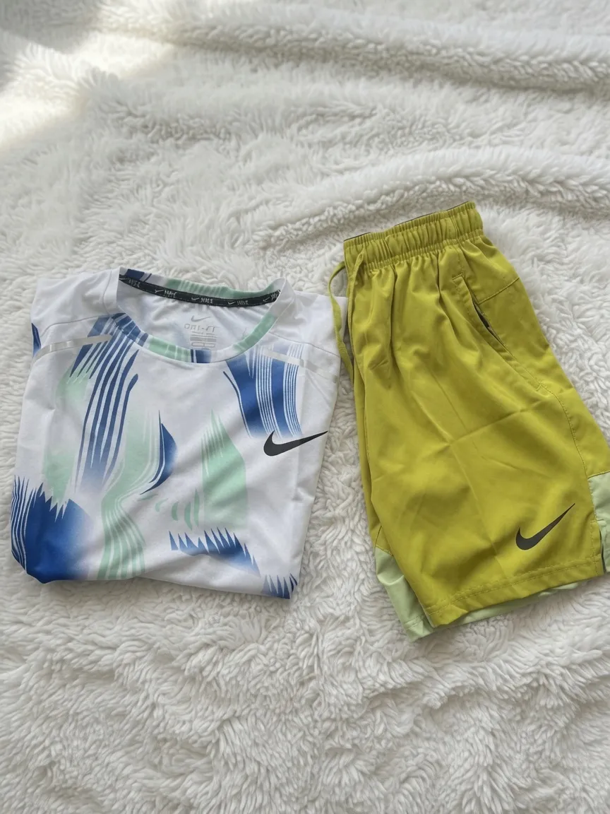 T-shirt Nike motif bleu vert blanc