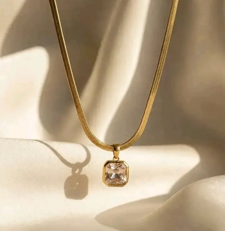 Collier pendentif doré cristal 3
