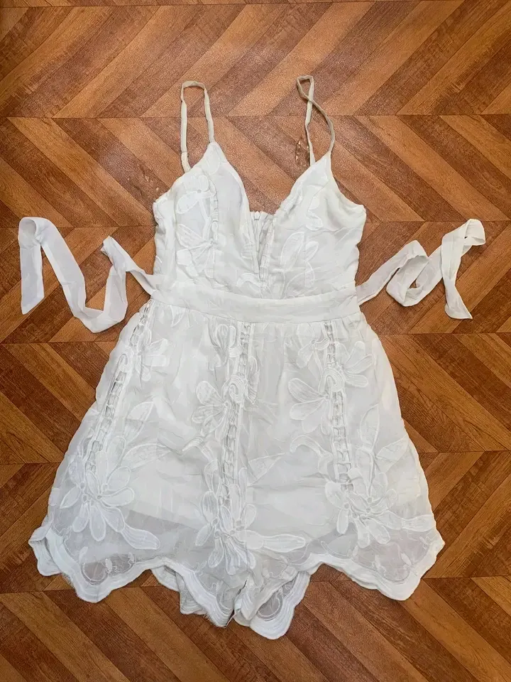 Robes blanc brodé floral festonné 4