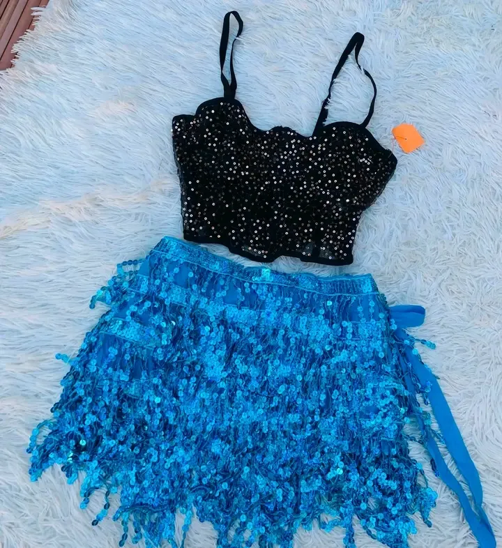 Bustier noir et jupe paillettes bleues 3