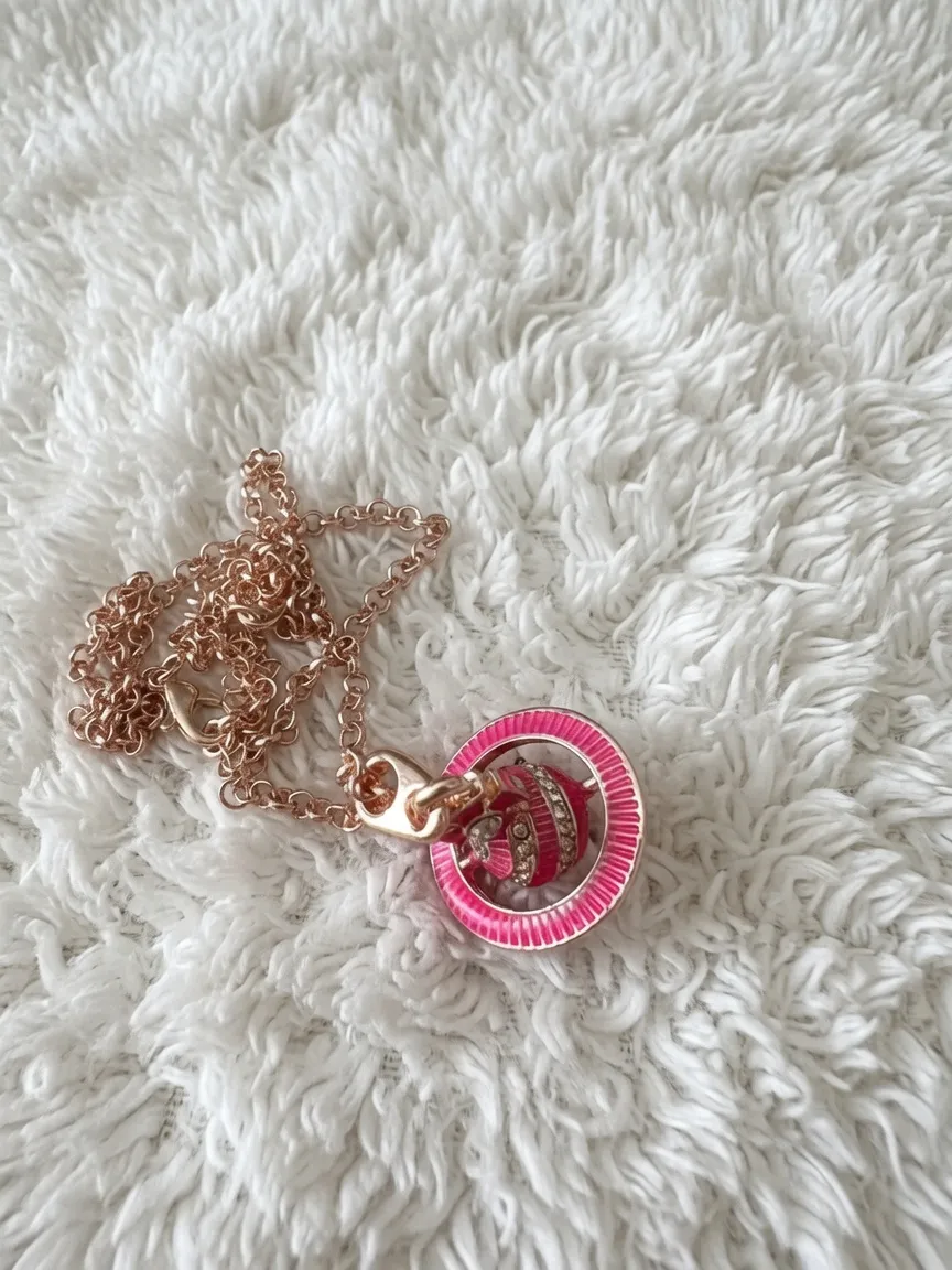 Collier Vivienne Westwood pendentif rose et chaîne dorée