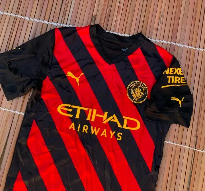 T-shirt noir et rouge sport 2