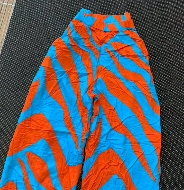 Pantalon large zébré bleu orange 3