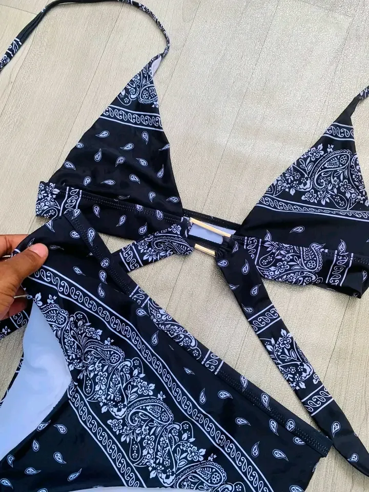 Bikini bandeau noir motifs cachemire