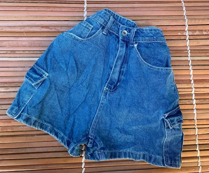 Short en jean bleu cargo poches 2