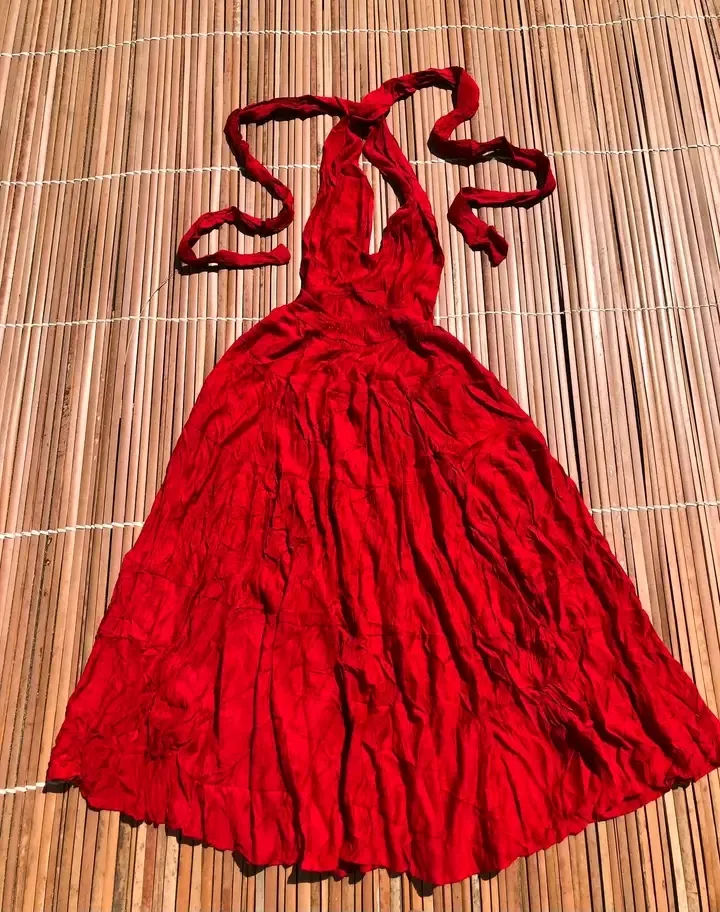 Robe rouge volantée à col halter