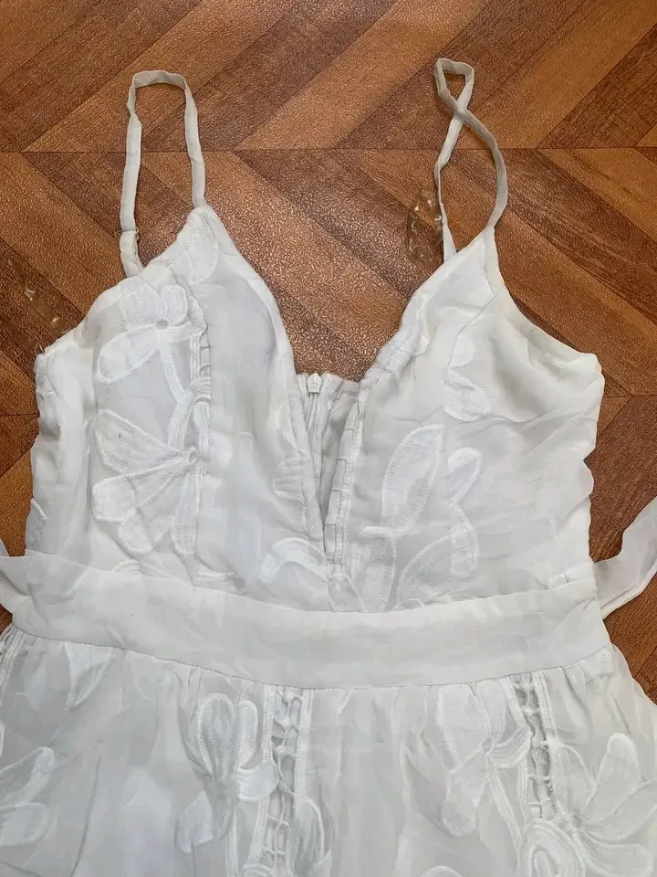 Robes blanc brodé floral festonné 3