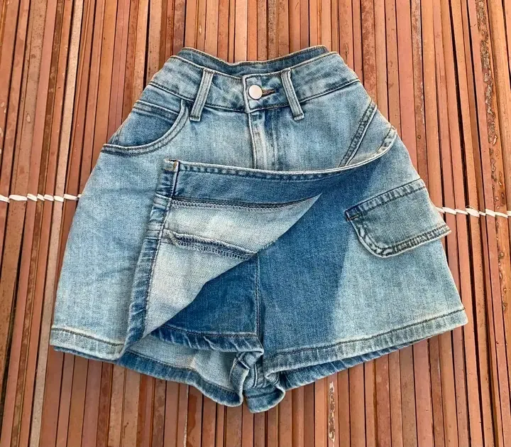 Short en jean bleu clair délavé 2