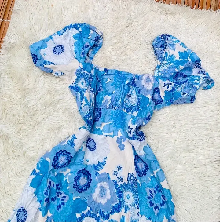 Robe fleurie bleu blanc volants