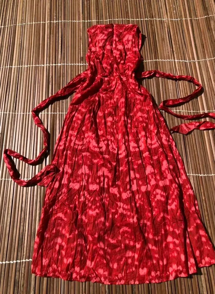 Robe rouge motif fleuri col halter